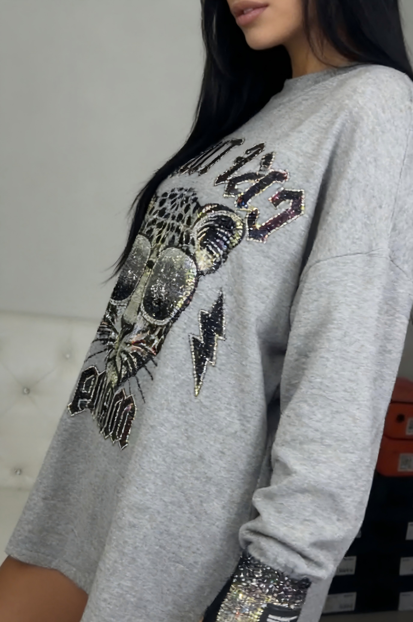 Damen-Freizeittop mit Rundhalsausschnitt, Leopardenmuster und Strasssteinen