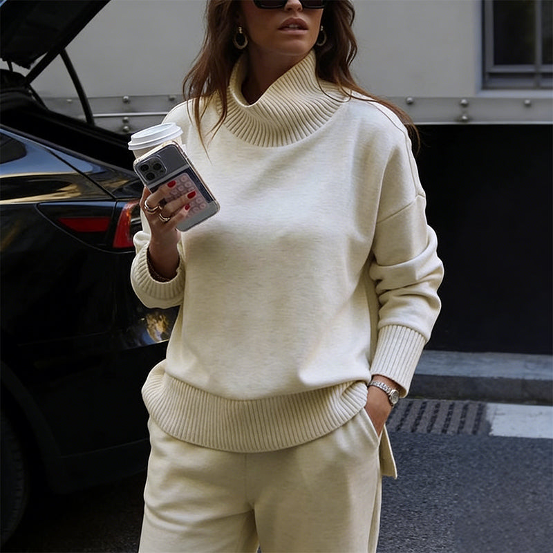 Rollkragenpullover mit seitlichem Reißverschluss und Hose