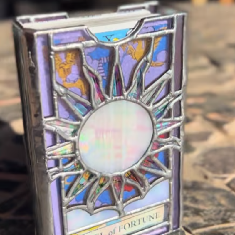 🌈🔮Mystical Iridescent Tarot-Deck-Halter – Handgefertigtes Glasfenster-Box mit schillerndem Regenbogenfinish und heiligem Anzeigefenster!