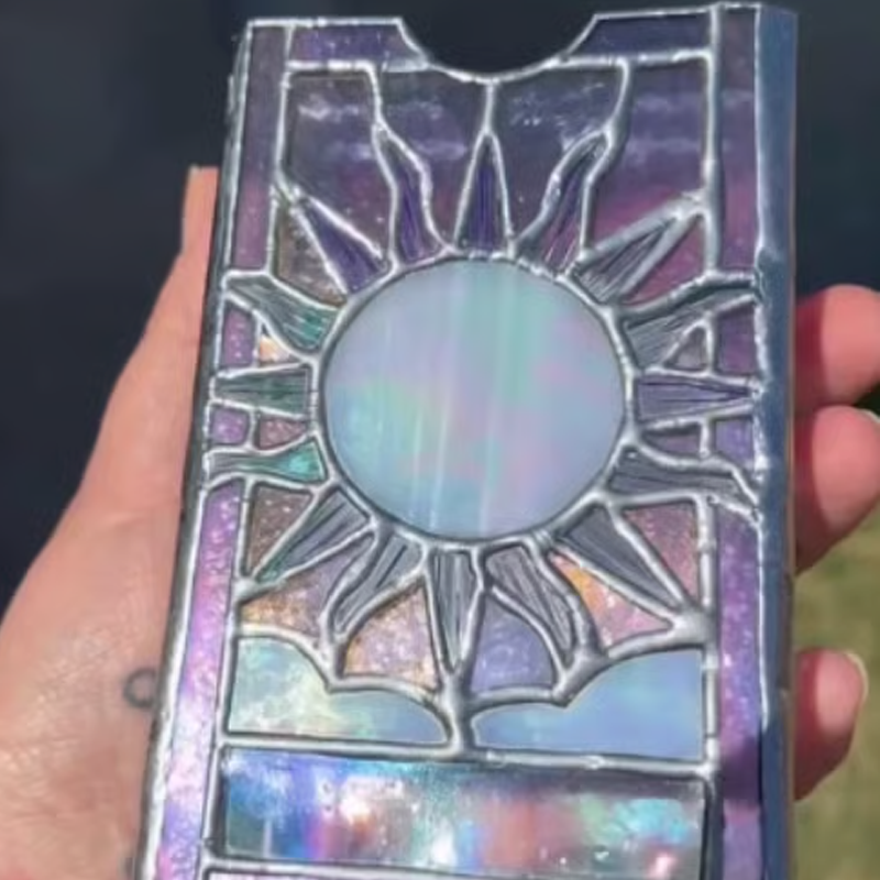 🌈🔮Mystical Iridescent Tarot-Deck-Halter – Handgefertigtes Glasfenster-Box mit schillerndem Regenbogenfinish und heiligem Anzeigefenster!
