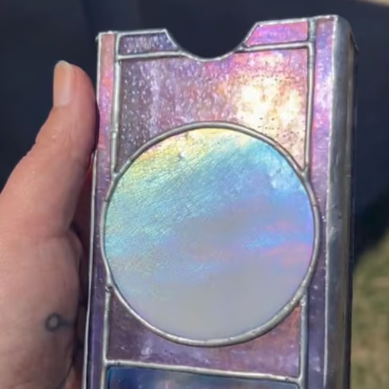🌈🔮Mystical Iridescent Tarot-Deck-Halter – Handgefertigtes Glasfenster-Box mit schillerndem Regenbogenfinish und heiligem Anzeigefenster!
