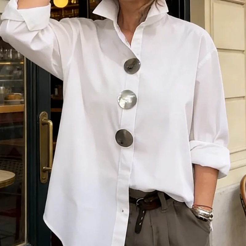 Oversize-Damenbluse mit auffälligen Knöpfen