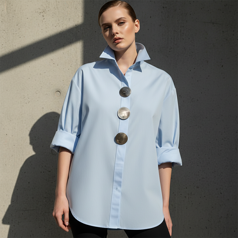 Oversize-Damenbluse mit auffälligen Knöpfen