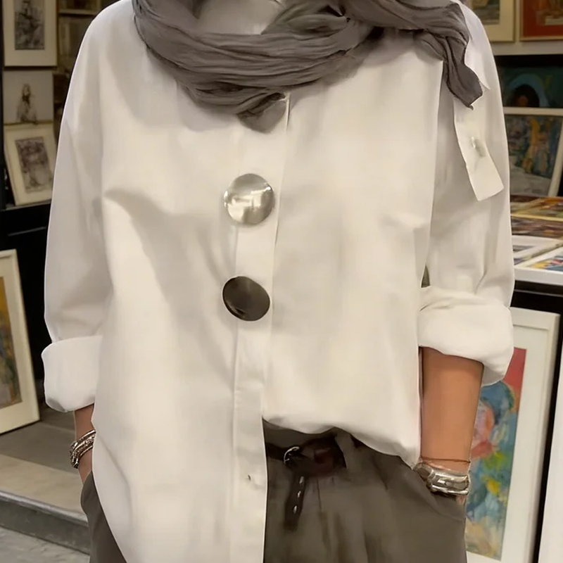 Oversize-Damenbluse mit auffälligen Knöpfen
